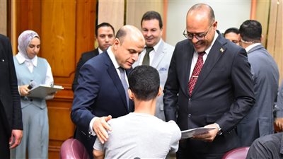 وزير العمل ومحافظ كفر الشيخ  يسلّمان عقود عمل لذوي الهمم