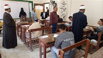 طلاب العلمي يؤدون امتحان الكيمياء بالثانوية الازهرية 