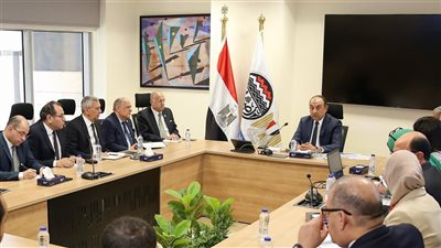 وزير قطاع الأعمال يجتمع برؤساء الشركات القابضة لمتابعة مشروعات التطوير 