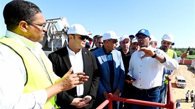 وزير الإسكان يتفقد محطات مياه الشرب والصرف صحي بالمنيا 