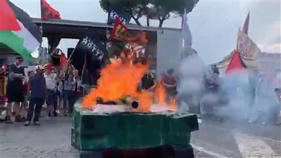 نار وغضب في روما … ودبابات من كرتون تحترق من أجل غزة