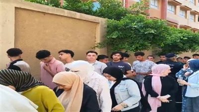 توافد طلاب الثانوية العامة للجان الامتحانات بالإسكندرية 