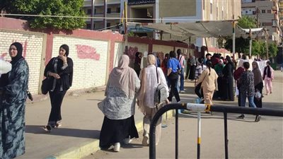 توافد الطلاب وسط اجراءات أمنية مع أول أيام امتحانات الثانوية العامة 