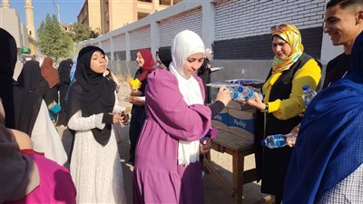  تعليم الفيوم يواصل توزيع المياه والشيكولات على طلاب الثانوية العامة