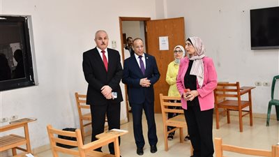 رئيس جامعة قناة السويس يتابع امتحانات كلية السياحة والفنادق