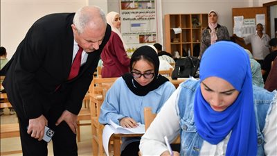 رئيس جامعة قناة السويس يتفقد سير امتحانات كلية طب الأسنان