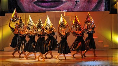 فرقة الرقص المسرحي الحديث تقدم 