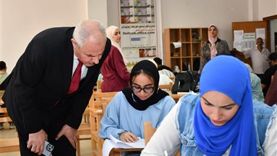 رئيس جامعة قناة السويس يتابع امتحانات كلية الألسن 