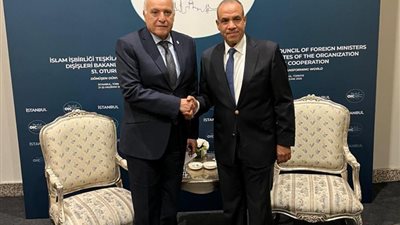 وزير الخارجية يبحث مع نظيره الجزائري التطورات المتلاحقة على الساحة الإقليمية