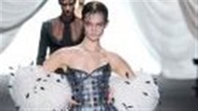 صيف 2025 يتزين بأحدث صيحات فساتين الريش لسهرة مميزة