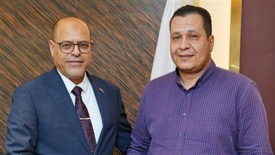 وزير العمل يُكافئ موظف بالوزارة لأمانته وإعادته مبلغ مالي لمواطن 