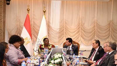 وزير الرياضة يبحث مع وفد الاتحاد الأفريقي استضافة ألعاب 2027