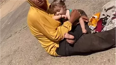  الأمن يفحص فيديو لسيدة تجلس مع صغيرة على طريق دماص في الدقهلية 