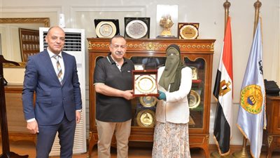محافظ أسيوط يتسلم درع التقدير من محافظة المنيا لدعمه الفني واللوجستي لقطاع الطرق