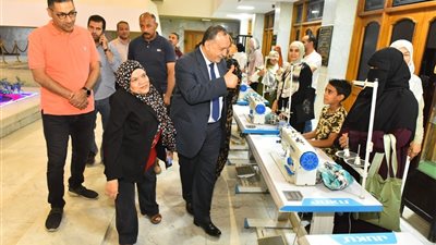  أسيوط تسلم ماكينات خياطة وتطريز للصم وضعاف السمع 