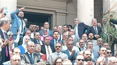 بمشاركة النقيب.. عشرات المحامين ينظمون وقفة احتجاجية بسبب زيادة الرسوم القضائية