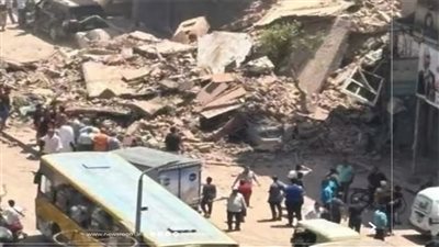 انتشال مصابين من أسفل أنقاض العقار المنهار في شبرا مصر 