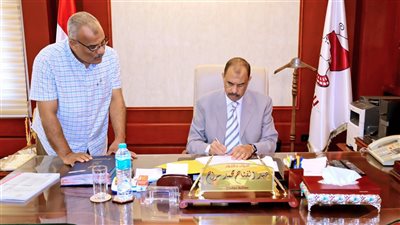 محافظ سوهاج يعتمد قرار منح العلاوة التشجيعية لـ 633 موظف 