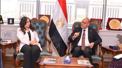 وزير العمل يستعرض مع 