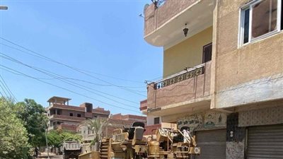 محافظ الغربية يتابع أعمال الرصف بكفر السنادية بزفتى