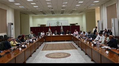مجلس أمناء العاشر من رمضان يبحث تطوير الخدمات الصحية والتعليمية