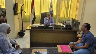 وكيل صحة قنا يناقش سير العمل داخل عيادات الجلدية