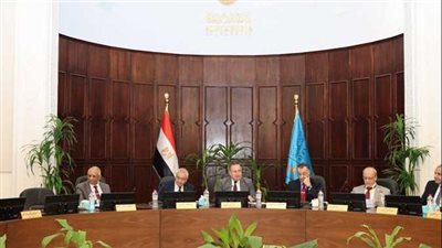 رئيس جامعة الإسكندرية يطالب بسرعة الانتهاء من التصحيح وإعلان النتائج للطلاب 