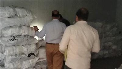 حملة تموينية تضبط طن هياكل دواجن فاسدة داخل مجزر بمنيا القمح