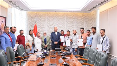 وزير العمل يُسلم عقود عمل لعمال مصريين بمجالات زراعة النخيل وتربية السمان بالأردن 