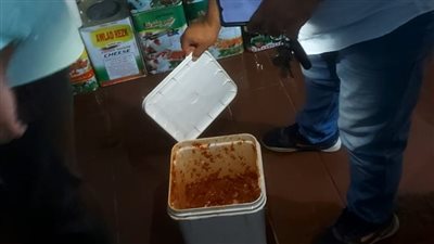 ضبط مصنع ألبان غير مرخص وإعدام أكثر 2 طن أغذية فاسدة بكفر صقر