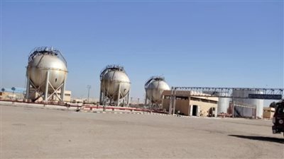  16 ألف أسطوانة بوتاجاز بالوردية.. محافظ قنا يُعاين جودة التعبئة 