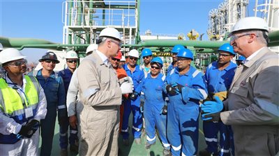 وزير البترول والثروة المعدنية يتفقد المراحل النهائية لاعمال تجهيزات سفينة التغييز