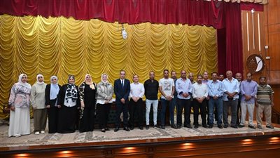 رئيس جامعة الفيوم يكرم المشاركين في إعداد مقر الجامعة الأهلية