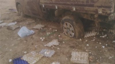 انقلاب سيارة محملة بالبيض على طريق القاهرة أسيوط الغربى 