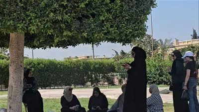 ساعات ثقيلة بين القلق والتوتر يقضيها أولياء أمور طلاب الثانوية العامة 