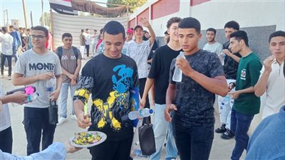 استمرار تعليم الفيوم في توزيع المياه والشيكولاتة على الطلاب قبل دخول لجان الامتحان 