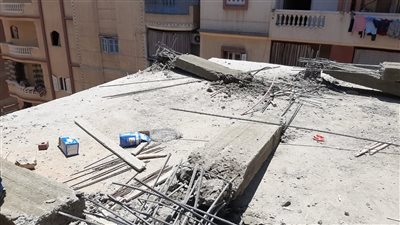 إزالة فورية لأعمدة خرسانية مخالفة بالدور الرابع علوي بدمنهور