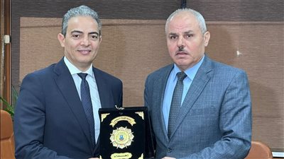 جامعة قناة السويس تُكرم نقيب الإعلاميين لأبحاثه في العلوم البينية بين الاقتصاد والإعلام