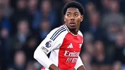 أرسنال يربط مدافعه الشاب بتعاقد طويل الأجل