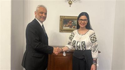 السفير المصري في رومانيا يلتقي بمستشاري الرئيس الروماني لتعزيز العلاقات بين البلدين