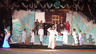  بدء العرض المسرحي 