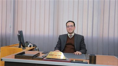 لمسة وفاء..  طلاب الإذاعة والتلفزيون بجامعة الزقازيق يكرّمون أستاذهم بممر شرفي (شاهد)