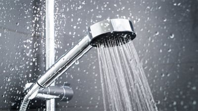 طبيب يوضح أضرار الاستحمام بالماء البارد في الطقس الحار