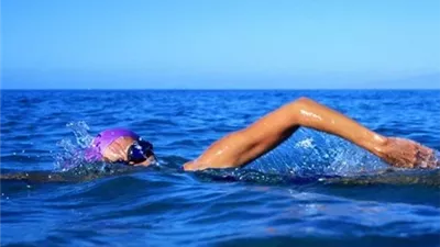 لماذا مياه البحر أفضل للسباحة من المياه العذبة؟.. طبيب يكشف السبب