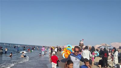 رحلات اليوم الواحد تنتعش في جمصة.. وتنظيم يومي لحملات النظافة والإنقاذ (فيديو)