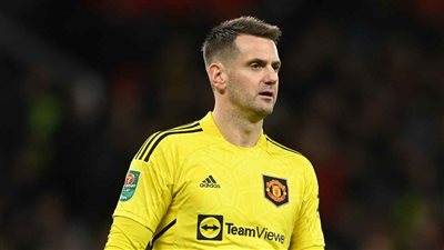 مانشستر يونايتد يُمدِّد عقد الحارس توم هيتون حتى صيف 2026