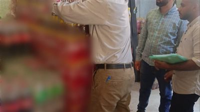 ضبط 60 ألف عبوة من المشروبات مجهولة المصدر والمقلدة بالمنشأة في سوهاج