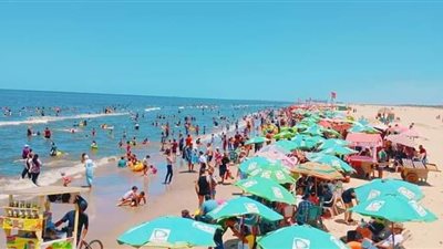 هربًا من حرارة الطقس.. توافد المواطنين على شواطئ جمصة