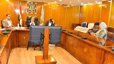 محافظ أسيوط يجري المقابلات الشخصية للمرشحين للدورات التدريبية بسقارة 