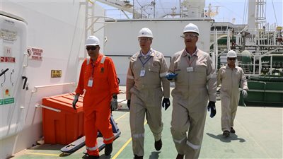 وزير البترول يتفقد تجهيزات سفينة التغييز 